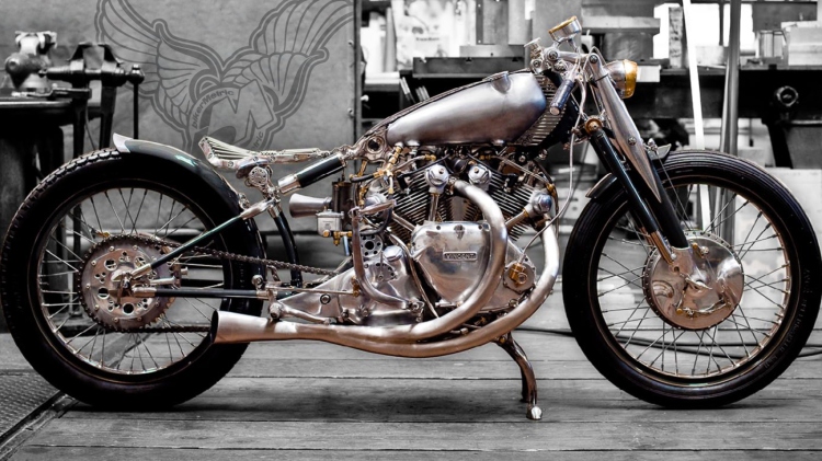 In 2012, the designer and fabricator Ian Barry presented this Black Falcon at Monterrey. You can refer to Mitch Talcove’s comment below. Mitch had the opportunity to visit Ian’s workshop and provide a few interesting details about the design of the bike.